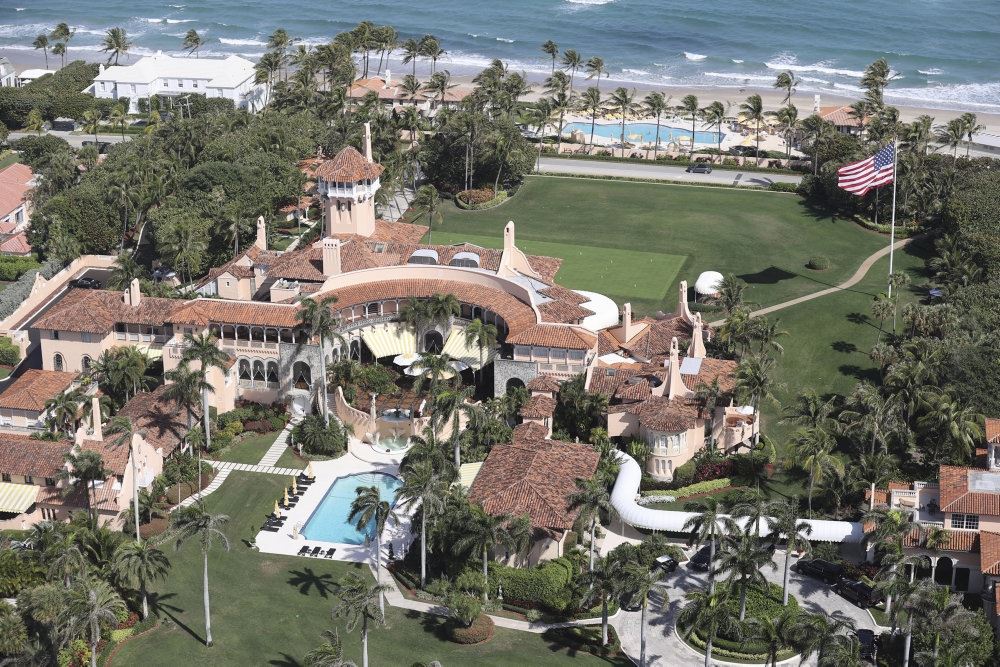 Det enorme resort set fra luften. Det er omgivet af pools og palmer. 