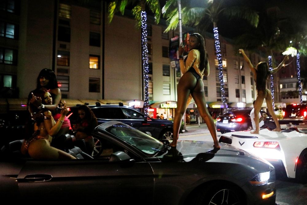 kvinder fester i Miami
