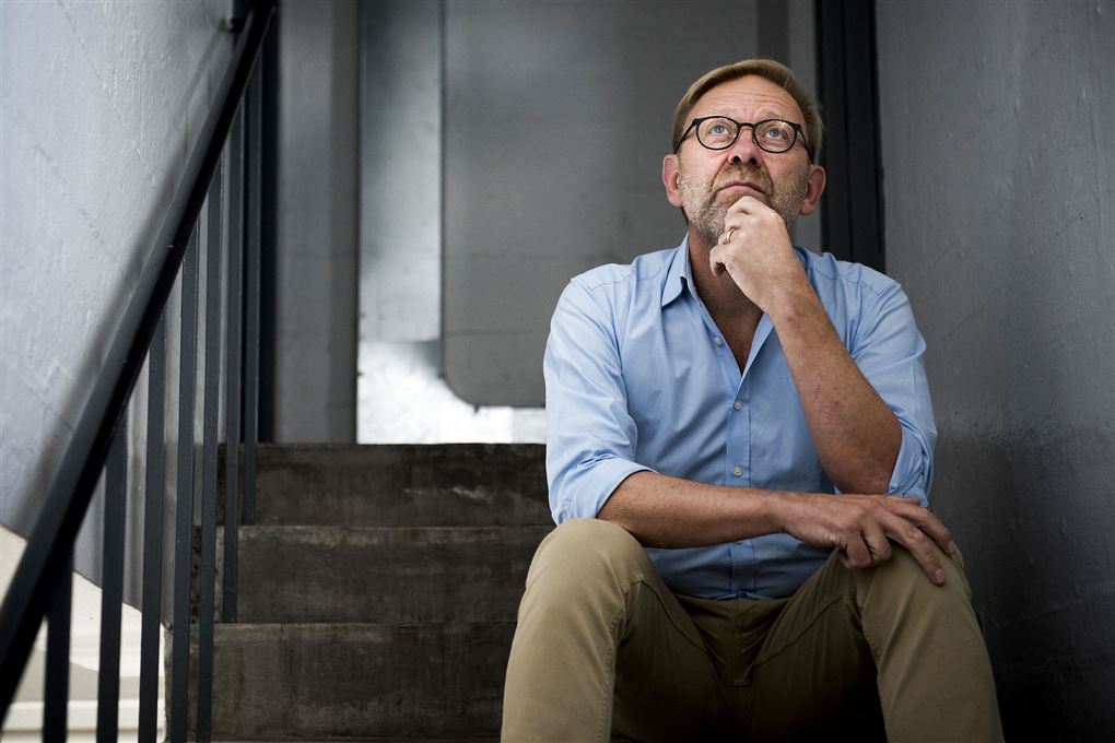 michael dyrby sidder på en trappe 