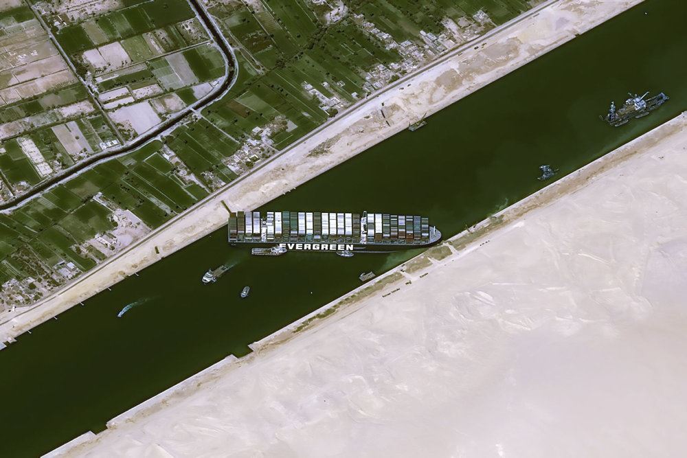 satellitfoto af skib i suez-kanalen