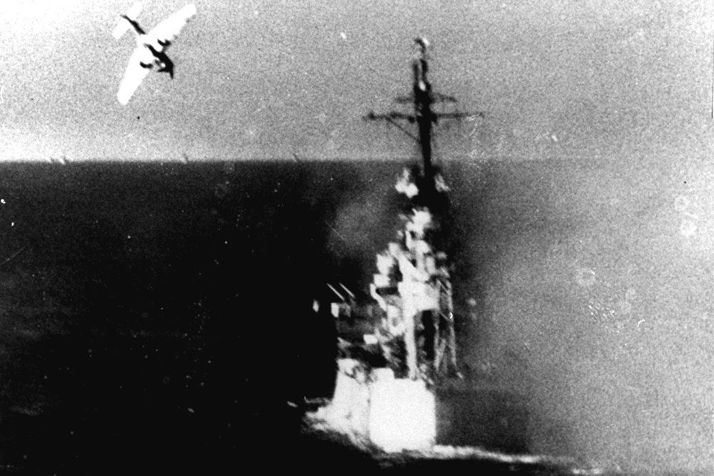 kamikazeangreb fra japansk fly i søslag under 2. verdenskrig 