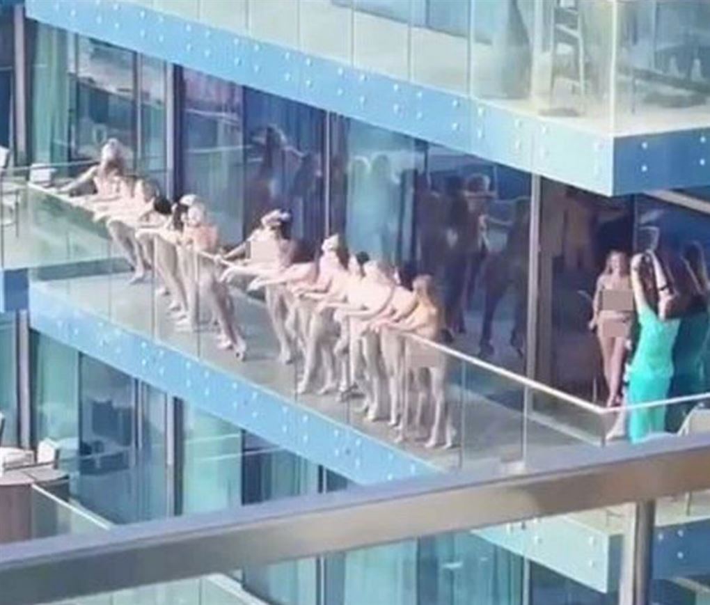 En flok nøgne kvinder på en altan.