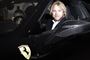 tv-vært Felix Smith sidder bag rattet på en sort Ferrari. 