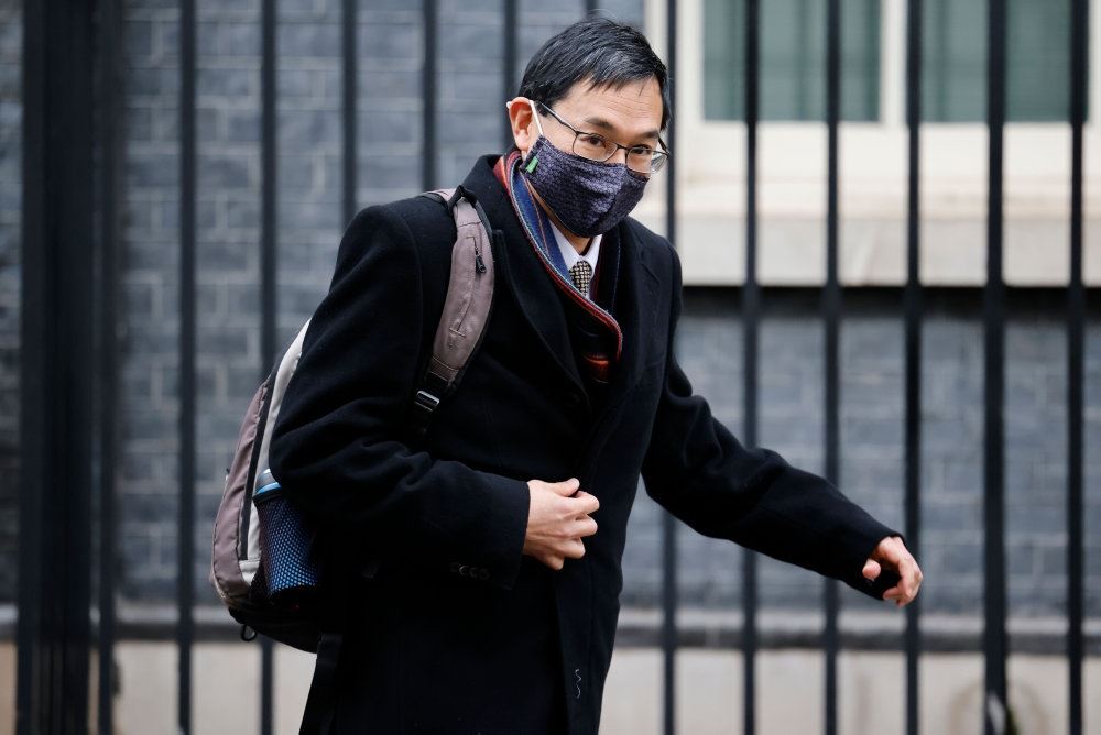 en mand med et mundbind ved Downing Street 10.