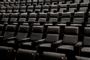 En tom biografsal med sorte sæder.