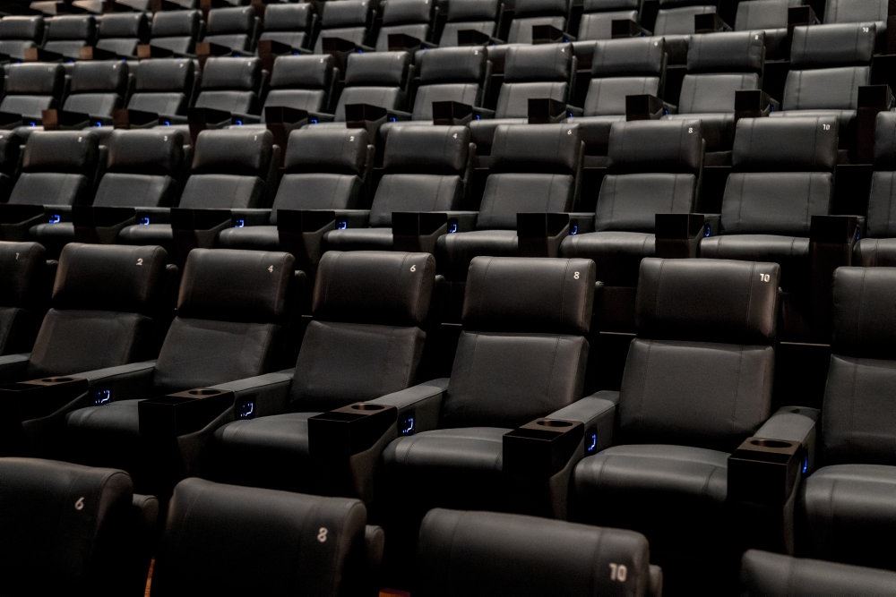 En tom biografsal med sorte sæder.