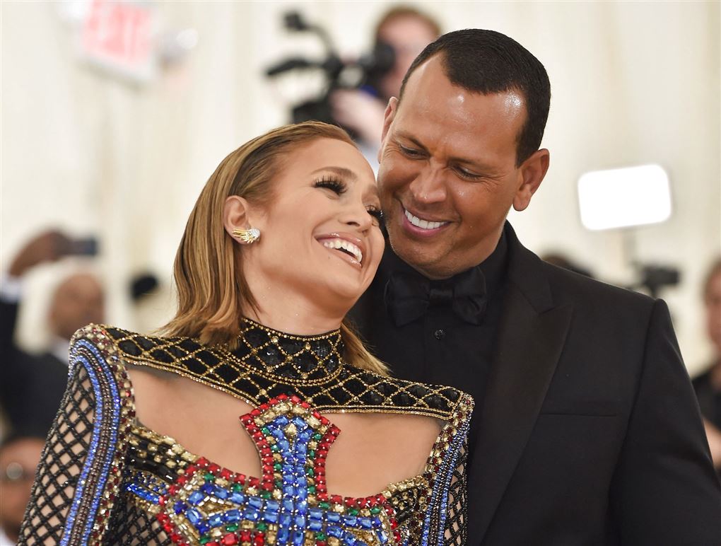 Jennifer Lopez og Alex Rodriguez smiler stort 
