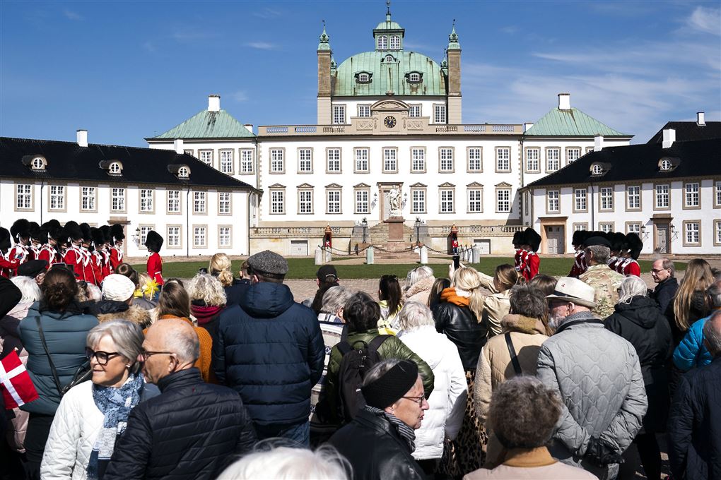 Menneskemængde ved Fredensborg Slot