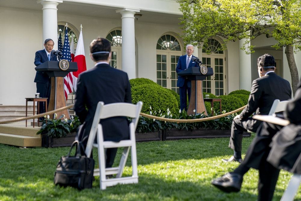 Folk på talerstolen foran Det Hvide Hus