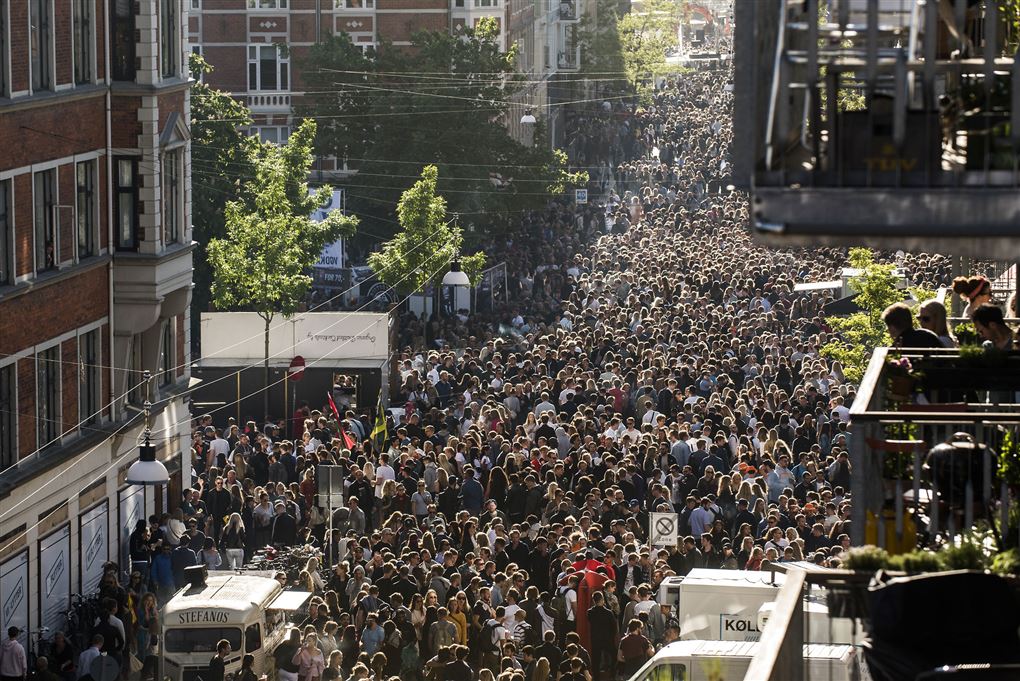 folk stimler sammen til festival på gade på vesterbro i københavn 