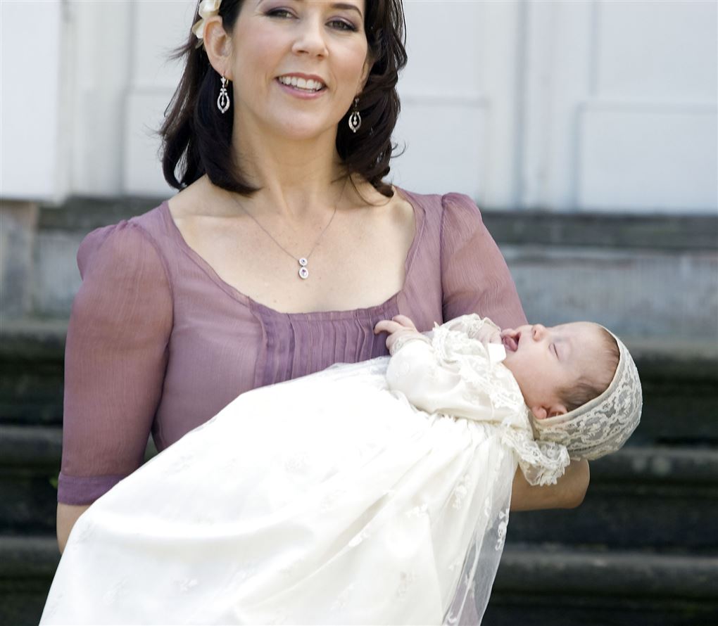kronprinsesse Mary står med baby i armen
