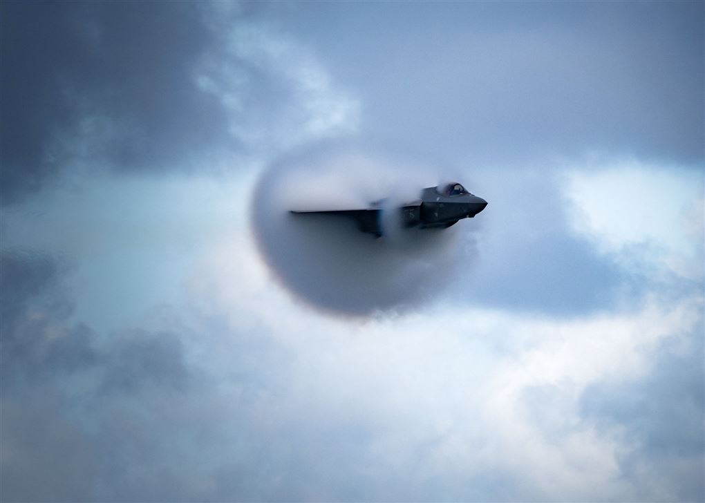 Et F-35 bryder lydmuren