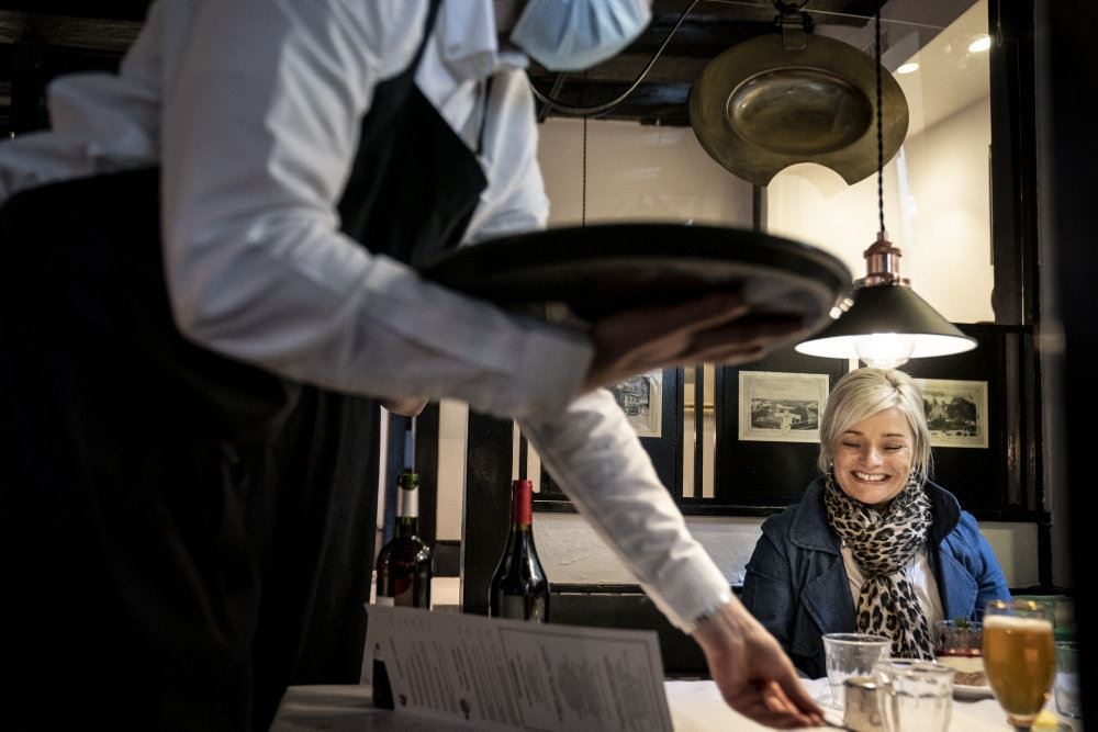 Gæst får serveret mad