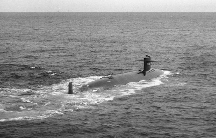 Et sorthvidt foto af en ubåd