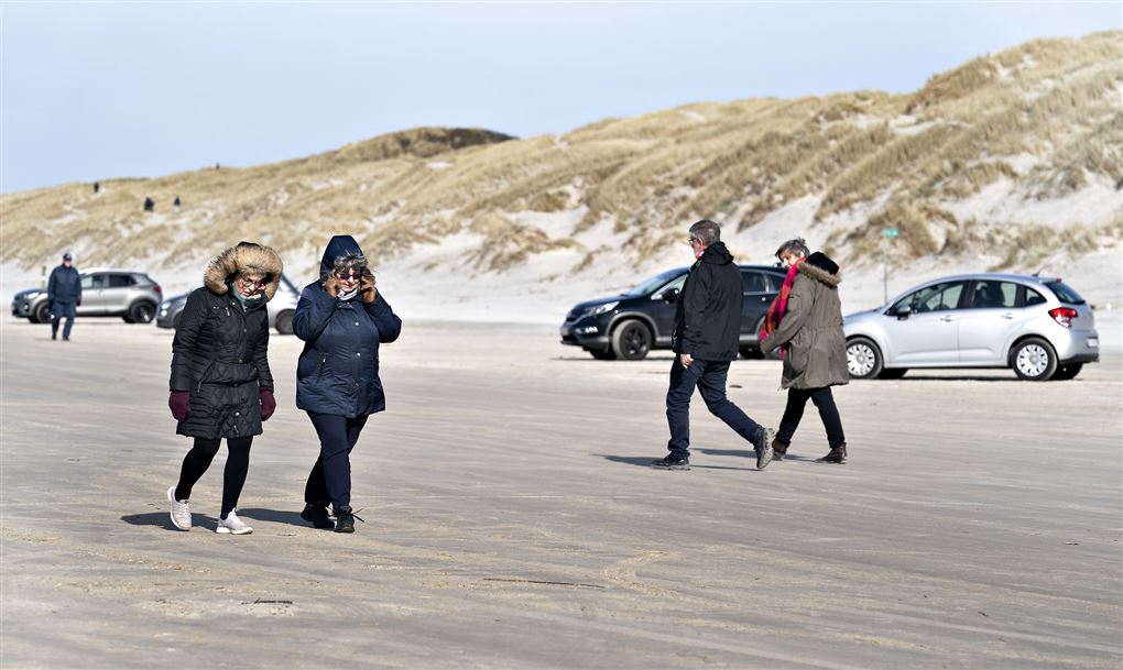 folk går tur på strand i nordjylland