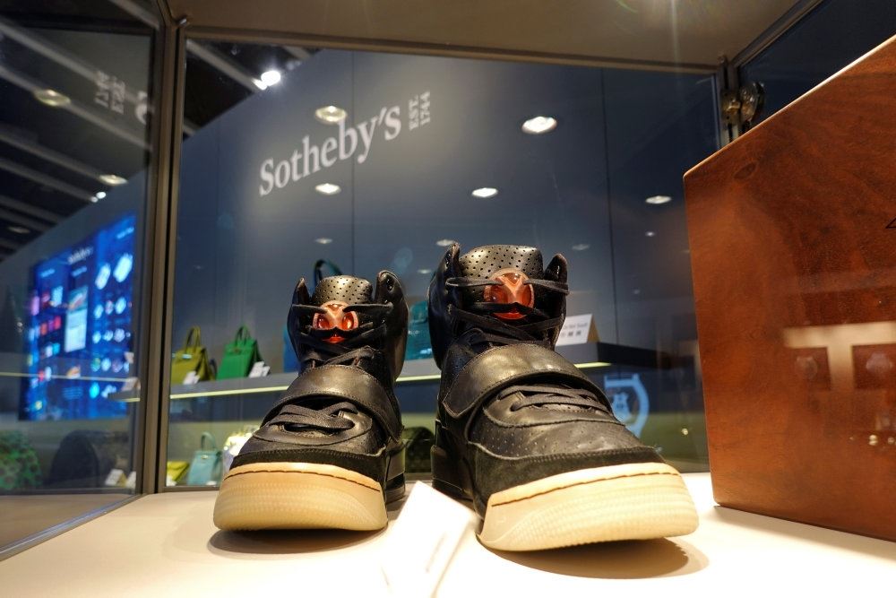 sorte sneakers står på udstilling