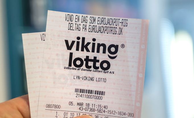 person holder lottokupon fra vikinglotto i hånden