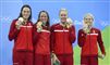 fire danske svømmere viser bronzemedaljer frem