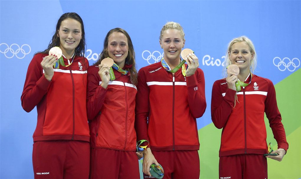 fire danske svømmere viser bronzemedaljer frem