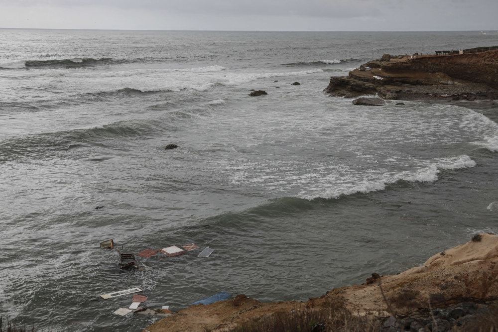 vragrester i vandet ud for san diego