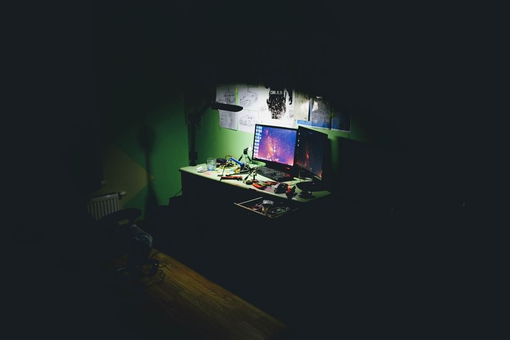 computerskærm i mørkt rum 