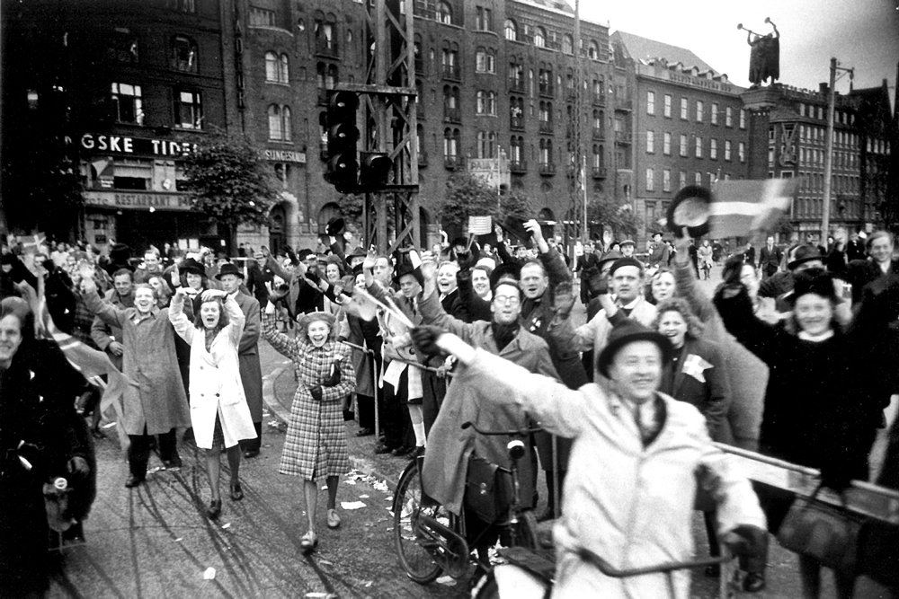 glade danskere på gaden den 4. maj 1945