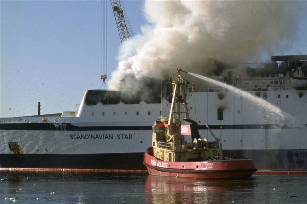brand på færge forsøges slukket 