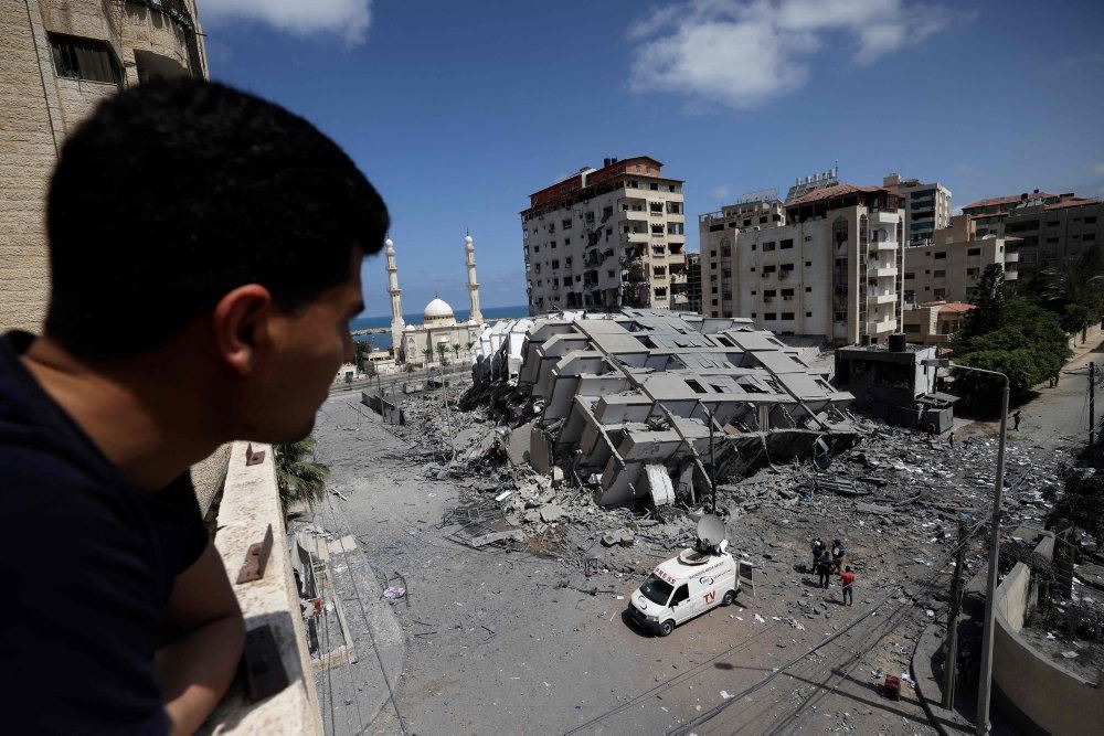 En palæstinensisk mand kigger på en bygning i Gaza City