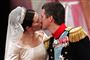 Kronprinsparret kysser efter brylluppet