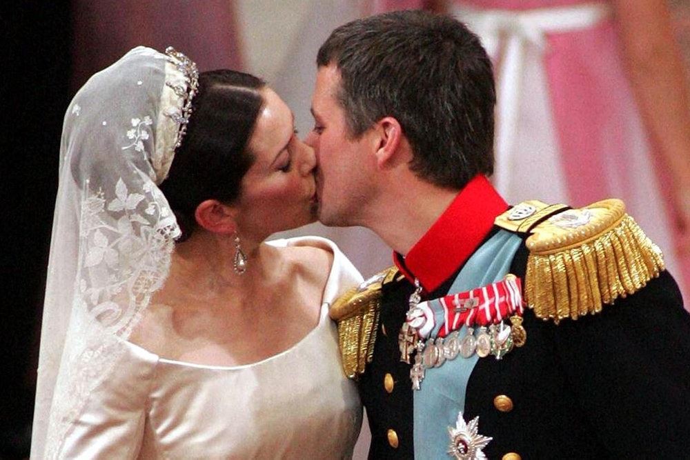 Kronprinsparret kysser efter brylluppet