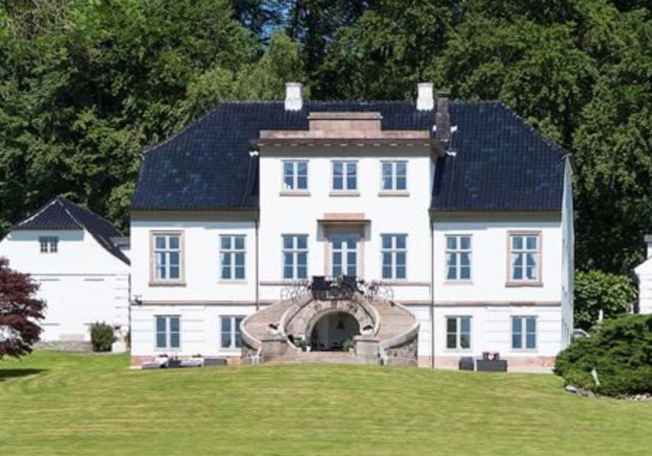 Et smukt hvidt palæsted