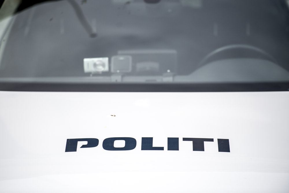 politibil med påskriften politi