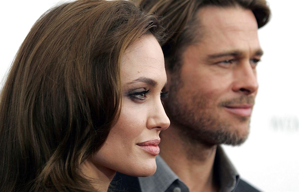 Angelina Jolie og Brad Pitt i profil ved siden af hinanden.