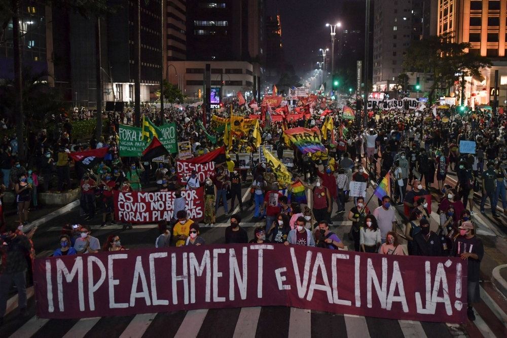 Masser af braslianere med bannere