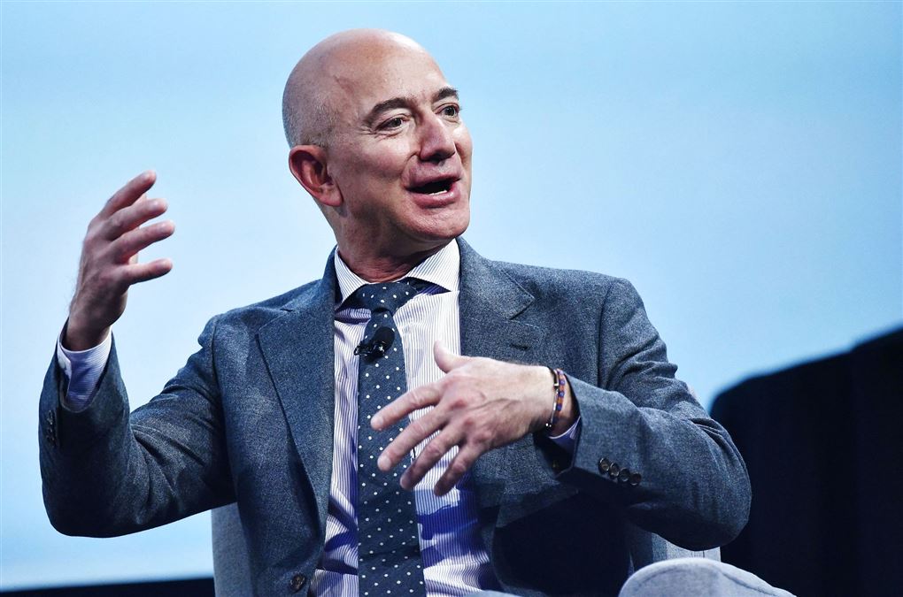 Jeff Bezos gør fagter 