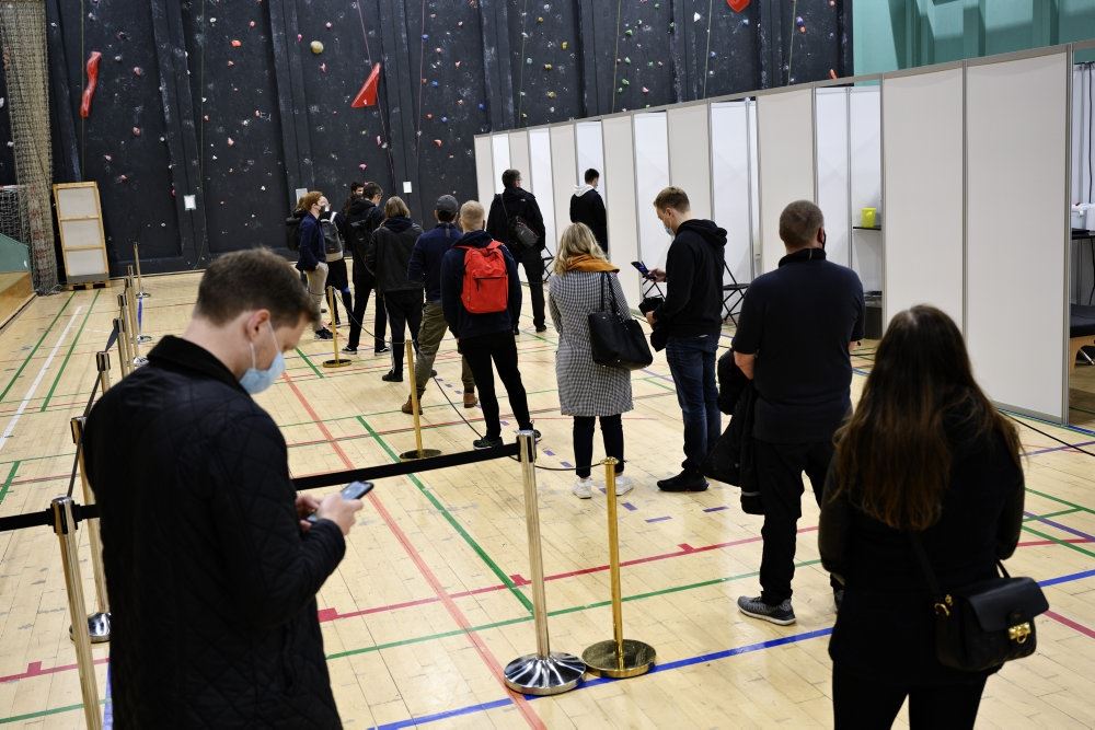 folk i kø til vaccine 