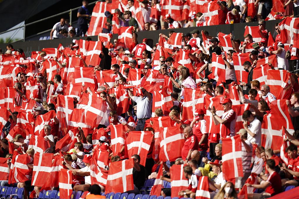 danske fodboldfans jubler på stadion