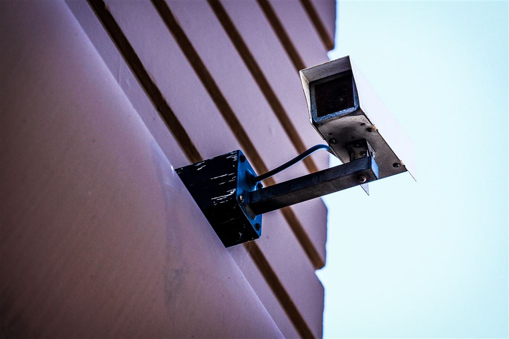 Et overvågningskamera på en husmur.