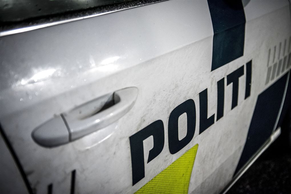 Siden af en politibil 