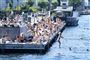 folk bader ved havnebad