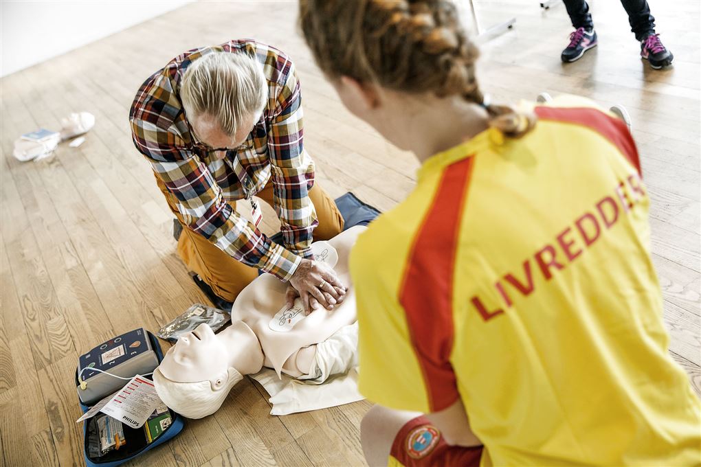 person yder førstehjælp på dukke 