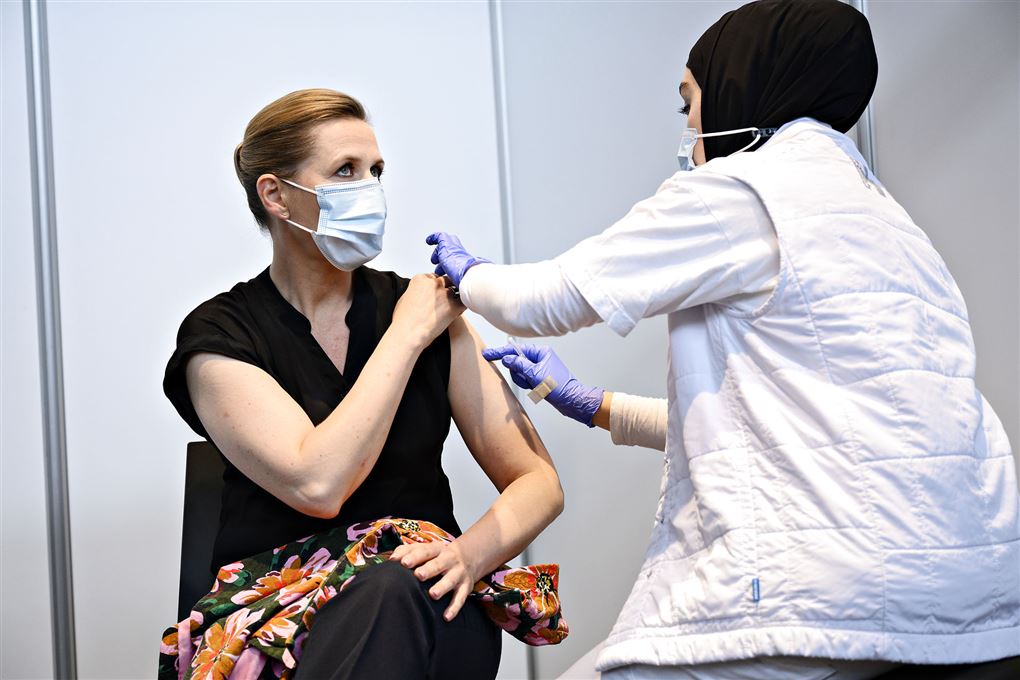 mette frederiksen får vaccine i skulderen