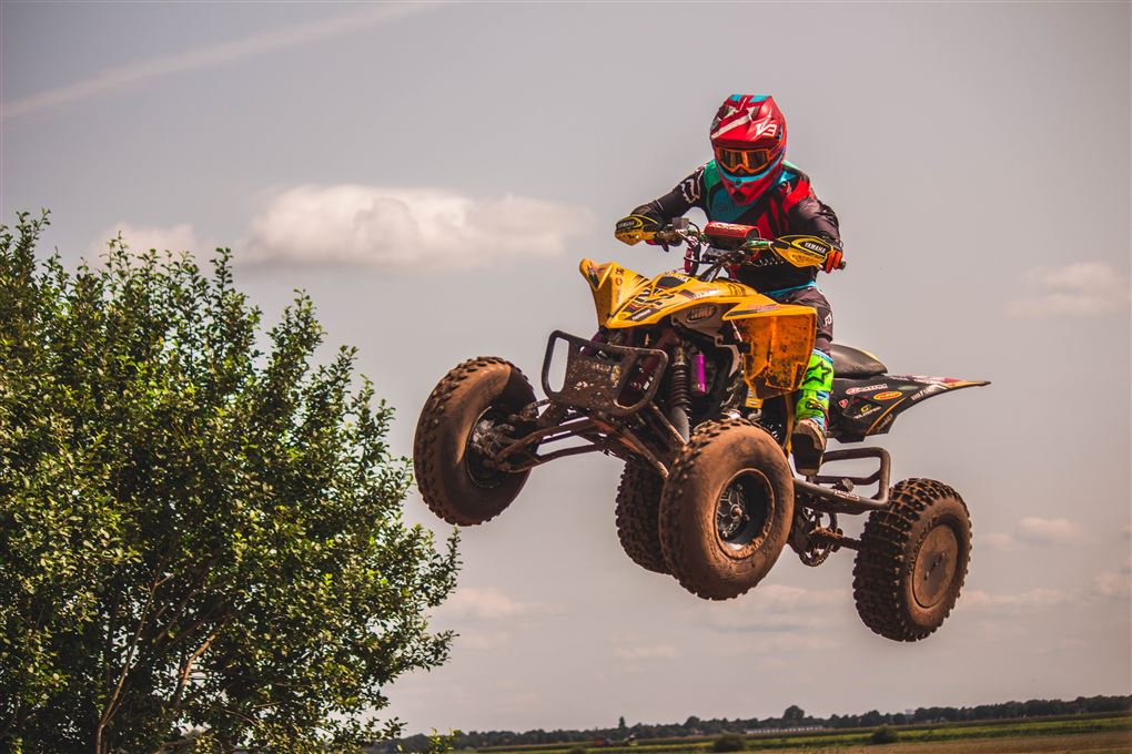 En ATV'er flyver gennem luften