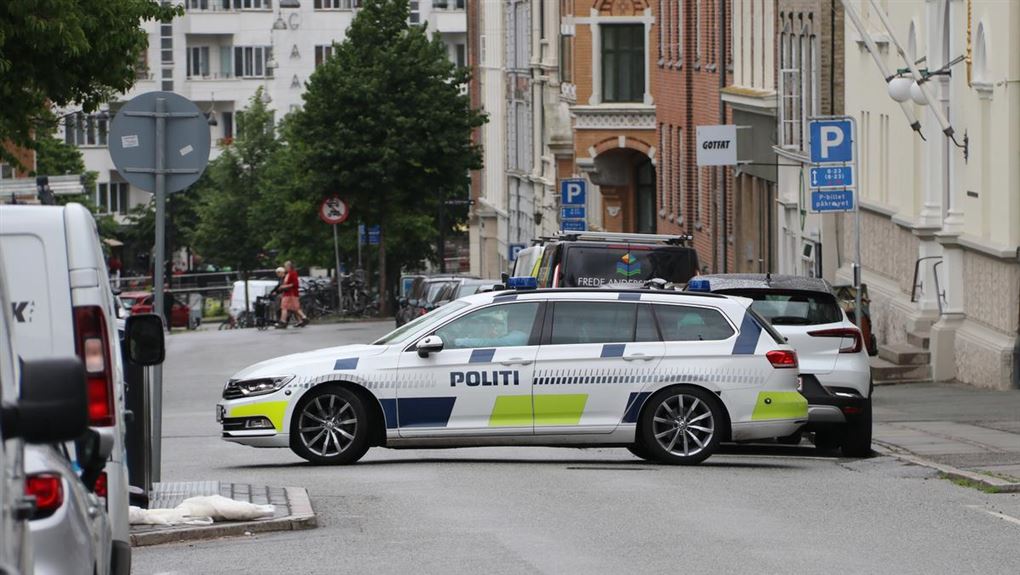 politibil holder på gade i Aarhus