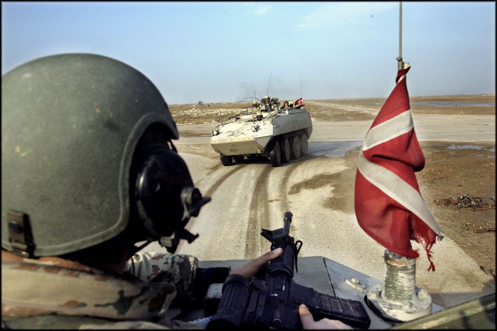 kampvogne med Dannebrog i ørken