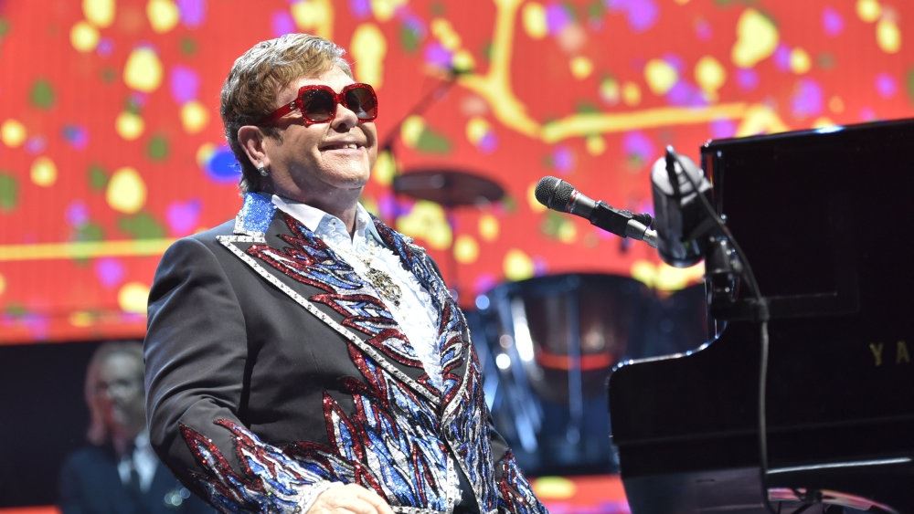 billede af Elton John på scenen