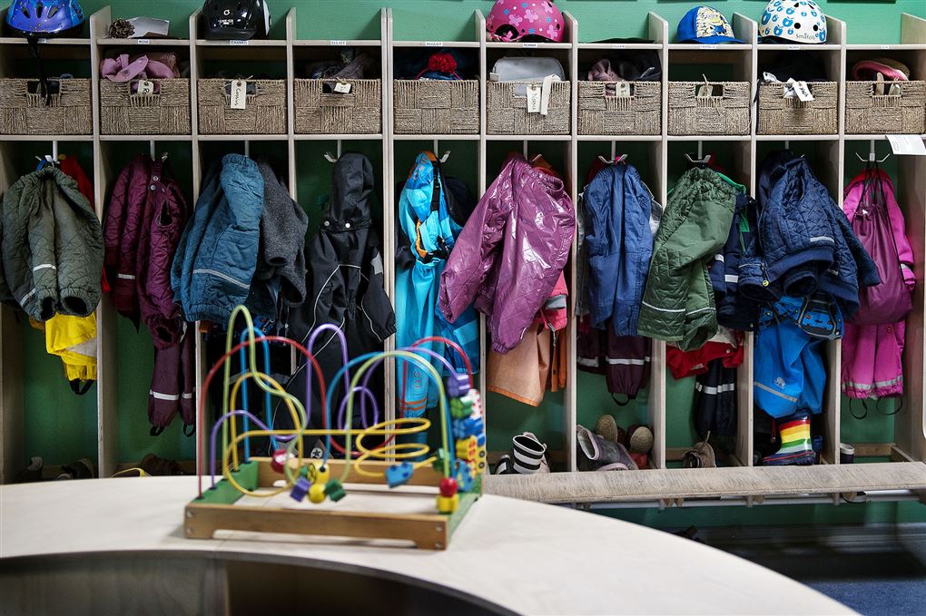 En garderobe i en børnehave med overtøj i alverdens farver. 