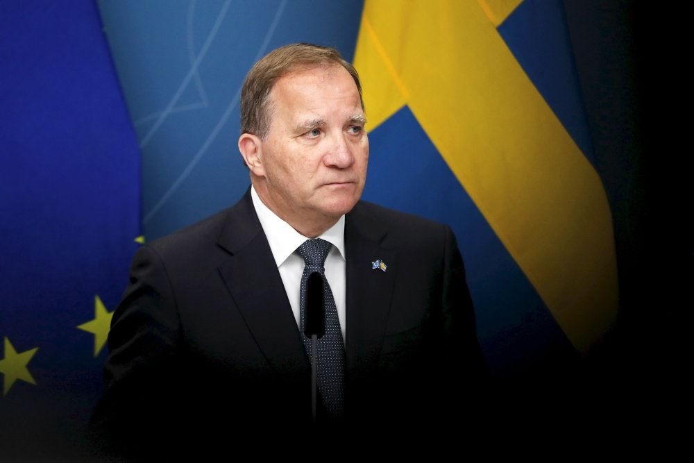 frederik løfven står foran det svenske flag