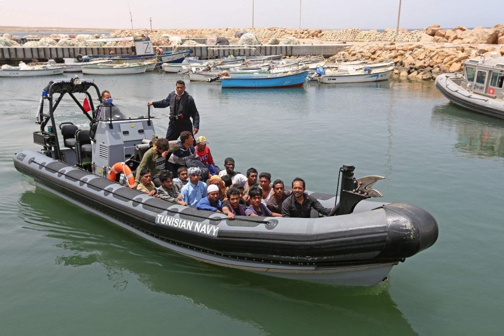 en gummibåd RIP med migranter i