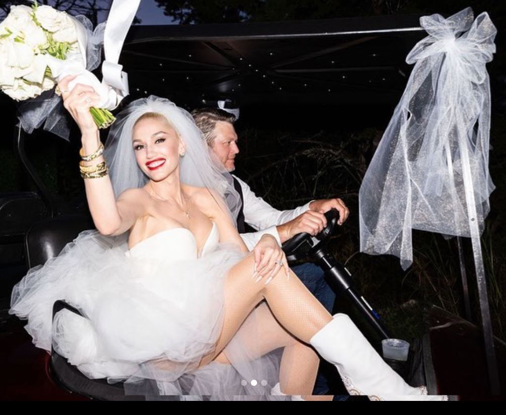 Et brudepar i støvler i en golfbil